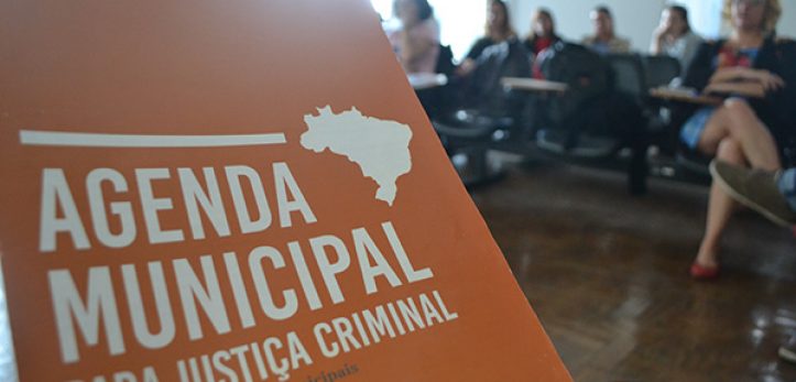 Imagem do folder da Agenda Municipal para Justiça Criminal utilizado como base para o PL de atendimento a sobreviventes do cárcere