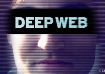 Capa do documentário Deep web, foto de Ross Ulbricht com uma tarja preta nos olhos e o título do documentário dentro da tarja