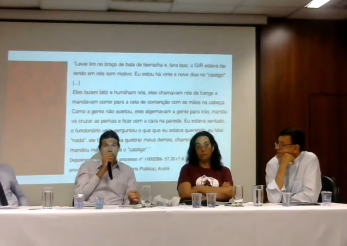 Na foto, está a mesa de debate da audiência pública composta por quatro pessoas. Foto: Reprodução | Ouvidoria Geral da Defensoria Pública de São Paulo