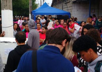 Na foto, participantes das organizações explicam ação para visitantes familiares na fila do CDP Pinheiros. Foto: Ana Luiza Voltolini Uwai | ITTC