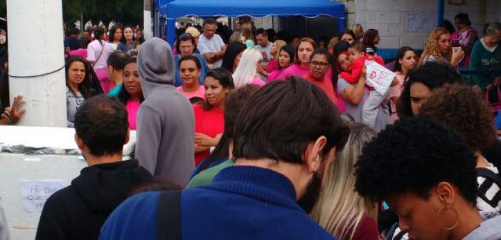 Na foto, participantes das organizações explicam ação para visitantes familiares na fila do CDP Pinheiros. Foto: Ana Luiza Voltolini Uwai | ITTC