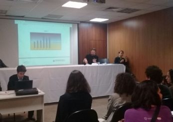 Foto mostra a apresentação dos dados da política Mães em cárcere. Foto: Irene Maestro | ITTC
