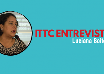 Arte com o título ITTC Entrevista Luciana Boiteux, no lado esquerdo há uma foto de Luciana dentro de um círculo, o fundo da arte é azul.