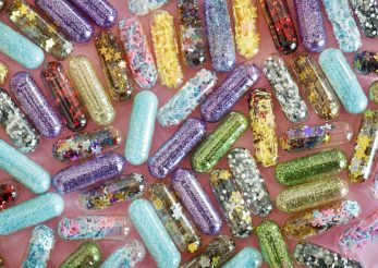 Teste O que você sabe sobre drogas. Imagem mostra pílulas coloridas.