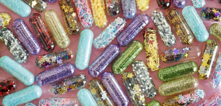 Teste O que você sabe sobre drogas. Imagem mostra pílulas coloridas.