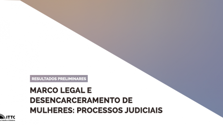 A imagem contém o título Marco legal e desencarceramento de mulheres: processos judiciais no canto inferior em fundo branco, na parte superior há um triângulo em degradê de roxo até rosa.