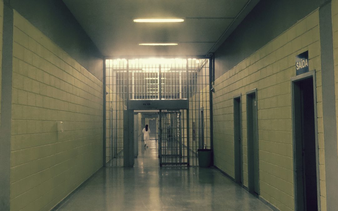Revistas corporais invasivas de familiares que visitam prisões são uma violação de direitos humanos e uma prática generalizada pelas Américas