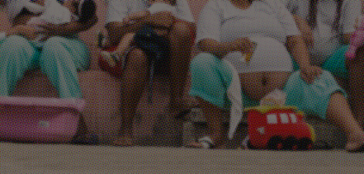 O papel da justiça criminal na proteção da infância e o exercício da maternidade nas audiências de custódia. Foto: Leo Drumond. Na foto mulheres grávidas e mães com crianças estão sentadas.